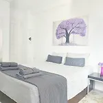 Gloria Host House *
