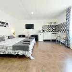 Gloria Host House *