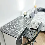 Gloria Host House *