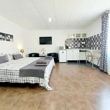 Gloria Host House *