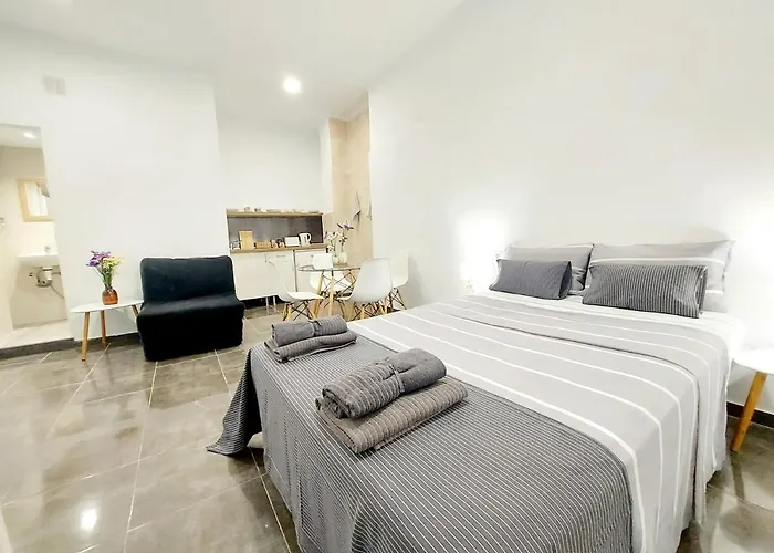 Gloria Host House *