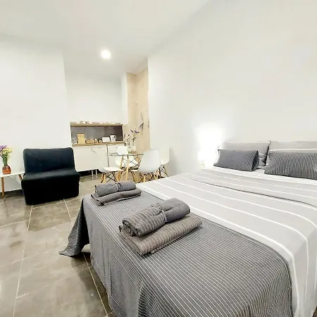 Gloria Host House *